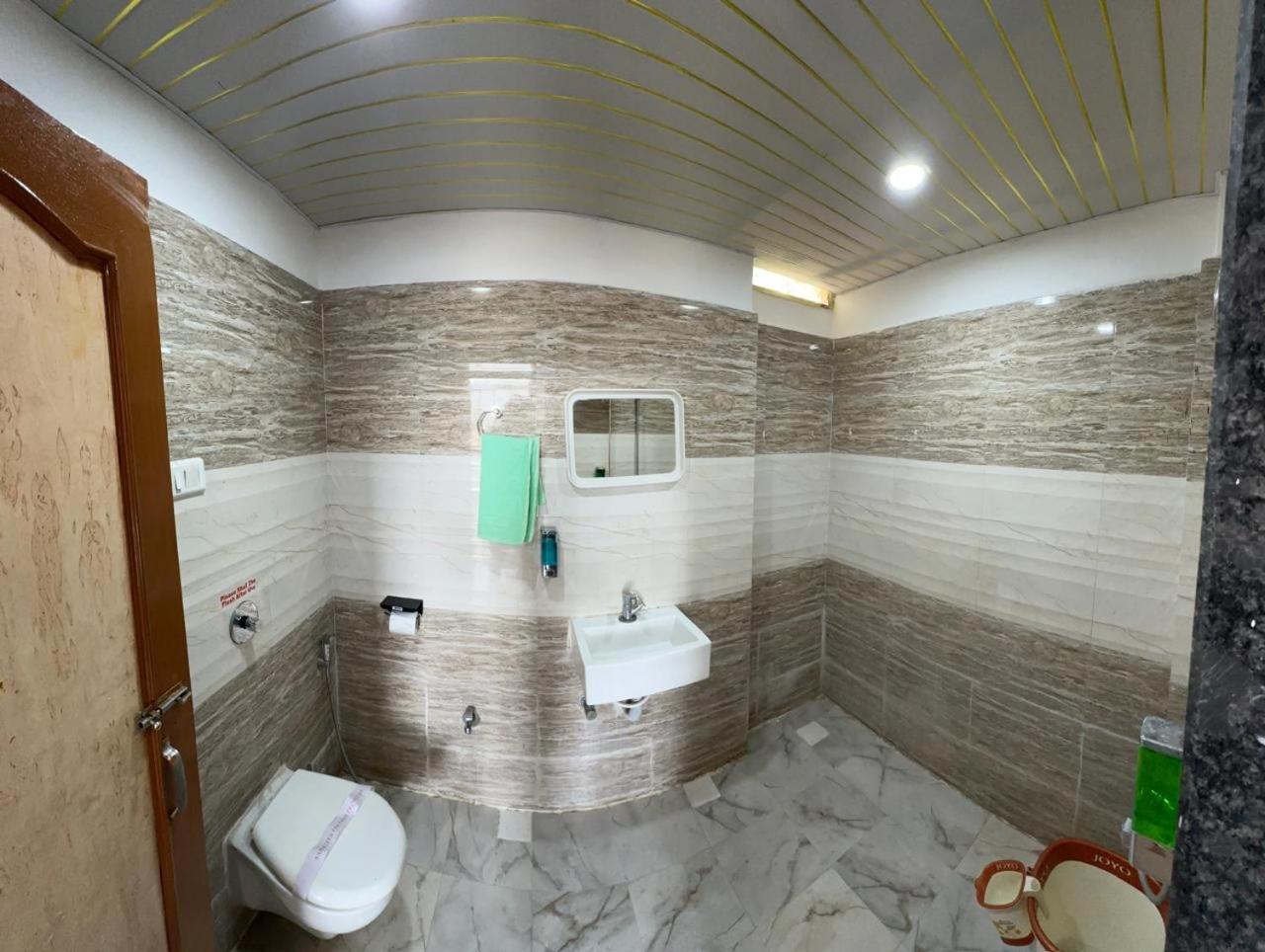 Hotel Indore Palace - Feel At Home Ширди Экстерьер фото